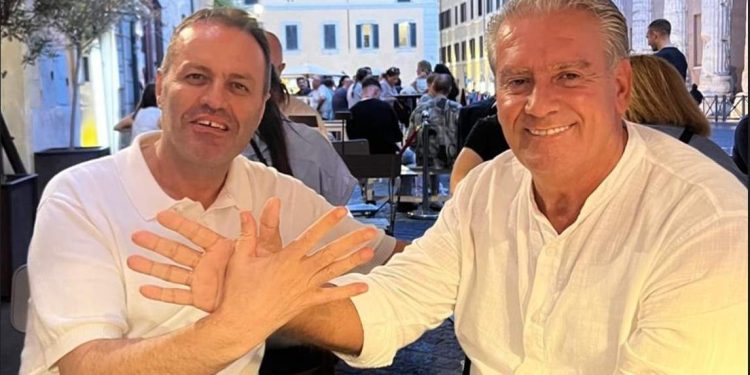 FOTO/ Duke bërë shqiponjën, rishfaqet pas disa vitesh ish-kryeprokurori Adriatik Llalla