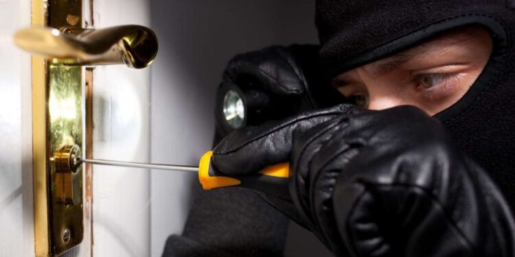 Hajdutët vjedhin 5 mijë euro sende në shtëpi, familja kërcente në dasëm