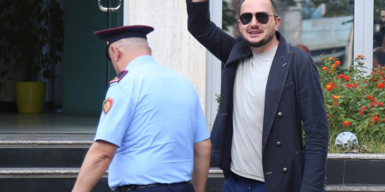 Zyrtarisht i arrestuar! Ervin Salianji dorëzohet në Policinë e Tiranës