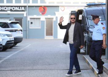 Salianjin e burgosën, por bastin publik e humbën