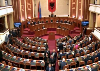 Kuvendi nis me një minutë heshtje për Gerti Bogdanin! Pas nderimit, deputetët demokratë largohen nga salla