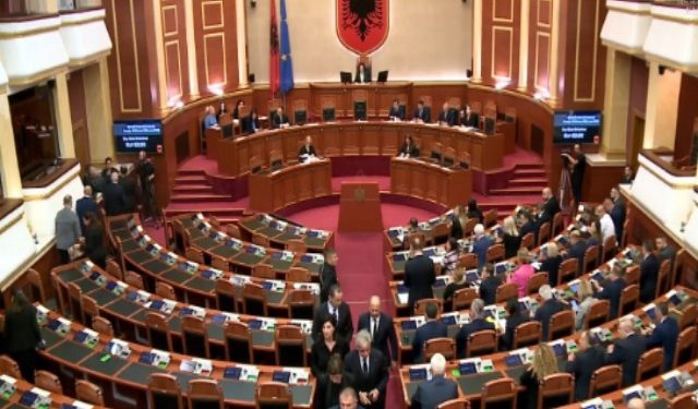 Kuvendi nis me një minutë heshtje për Gerti Bogdanin! Pas nderimit, deputetët demokratë largohen nga salla