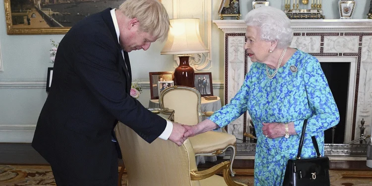 “Dukej e zbehtë dhe me duar të mavijosura”, ish-kryeministri britanik bën deklaratën e fortë: Mbretëresha Elizabeth vuante nga…