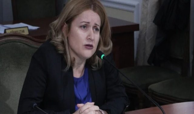 Jep dorëheqjen gjyqtarja e Gjykatës Kushtetuese, Elsa Toska. Institucioni mbetet me 8 anëtarë