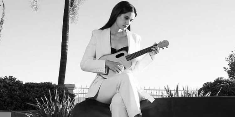 Vajza e John Travolta, Ella publikon një këngë për nder të nënës së saj të ndjerë Kelly Preston