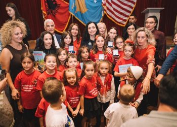 Presidentja e Kosovës Vjosa Osmani, iu dhuron abetare nxënësve të shkollave shqipe në Nju Jork