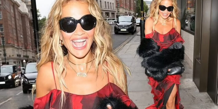 Rita Ora duket tërheqëse në fustanin kuq e zi rrugëve të Londrës, ndërsa promovon koleksionin e saj të ri me ‘Primark’