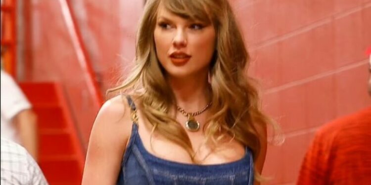 Taylor Swift kritikohet për veshjen e saj prej 60 mijë dollarësh, pasi e quajnë atë pamjen e saj më të keqe deri tani