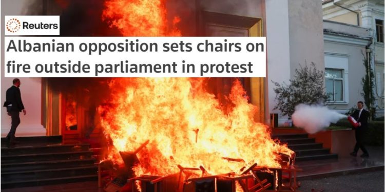 Reuters: Opozita shqiptare djeg karriget para parlamentit