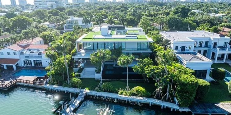 Familja Beckham thyen rekord, blen vilën luksoze 60 milionë paund