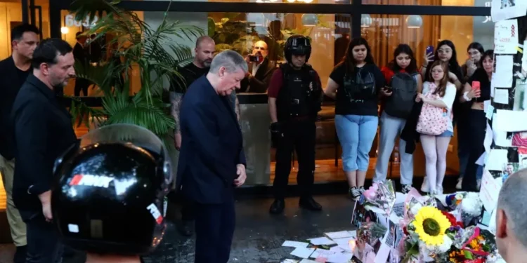 Prekëse! Shkoi të merrte trupin e të birit, babai i ish-yllit të One Direction i bashkohet homazheve të fansave në Argjentinë