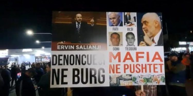“Denoncuesi në BURG, mafia në PUSHTET”/ Mesazhet PIKANTE në pankartat e protestuesve te mbikalimi i Kamzës