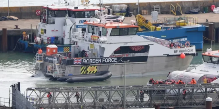 TRAGJIKE në Kanalin e La Manshit/ Një i mitur vdes pasi shtypet me këmbë në një varkë me emigrantë