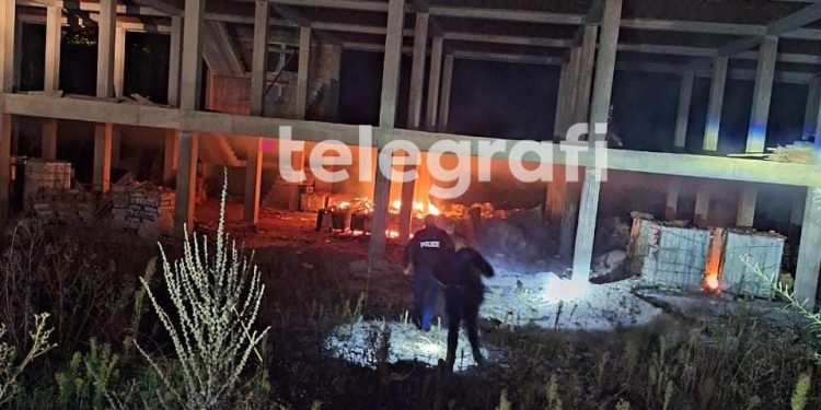 Shpërthim në Zubin Potok, zjarri përfshinë një ndërtesë të pabanuar