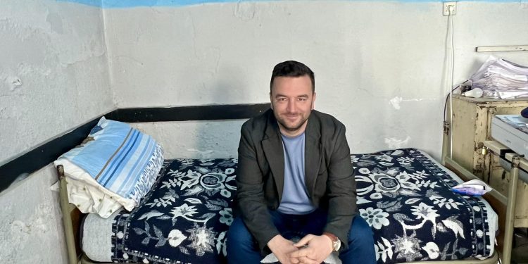 U ndalua pas protestës, kryetari i PD Pogradec sjell foton nga qelia ku kaloi natën: Sapo u lirova