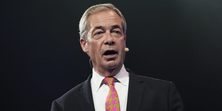 VIDEO/ Politikani ekstremist britanik, Nigel Farage sërish kundër shqiptarë: Kemi një të ri të dënuar, që bën xhiro me Ferrari, por nuk e largojmë dot