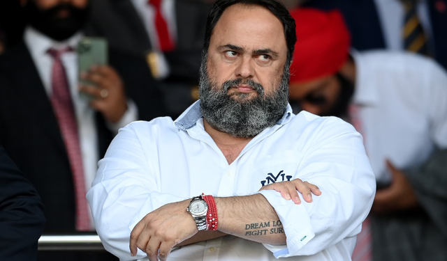 Pështyu drejt gjyqtarëve, pezullohet pesë ndeshje pronari i klubit të Premier Leagues