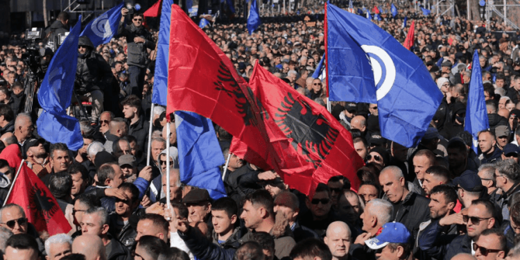 Opozita bllokon sot Shqipërinë, paralajmërimi i policisë