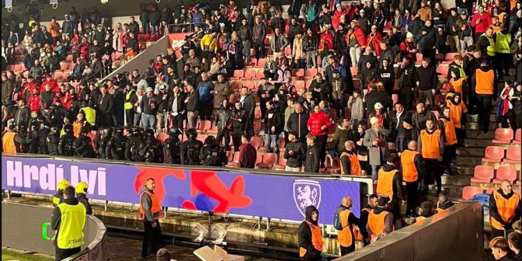 Në mbrojtje të flamurit/ Shihni se si tifozët shqiptarë u përleshën me ato çekë pas provokimit të ulët