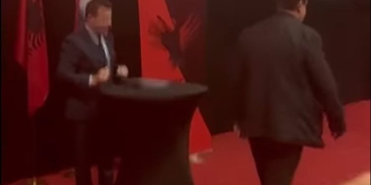 VIDEO/ Taulant Balla takim në Vjenë me shqiptarët, qytetari i kërkon llogari: Ministër do të thotë shërbyes