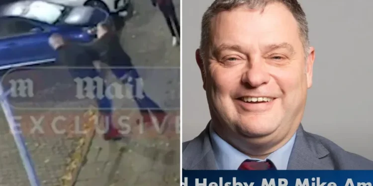 VIDEO virale/ Deputeti britanik godet me grusht një burrë: Më kërcënoi 