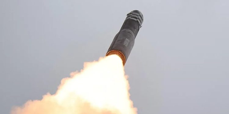 Koreja e Veriut teston raketën e ndaluar