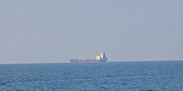 Anija me 2100 ton mbetje industriale mbërrin në portin e Durrësit