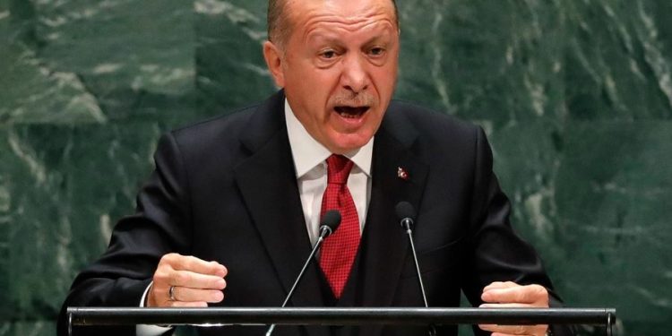 Mashtruan klientët e agjencisë turistike ku punonin, 2 të arrestuar në Tiranë