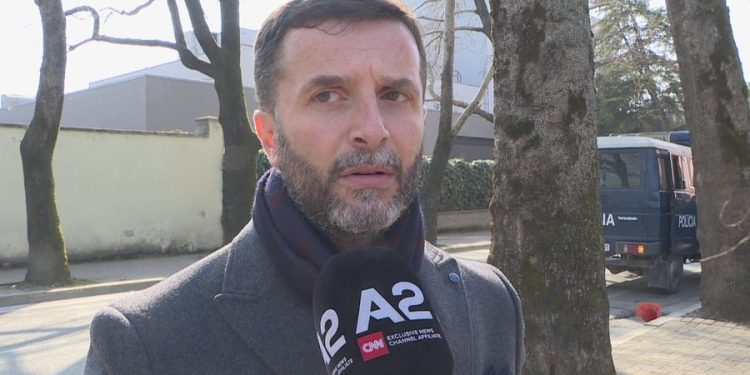 Sërish flakë para Kuvendit/ Flamur Noka “djeg” Olsi Ramën dhe vëllain e Fatmir Xhafës