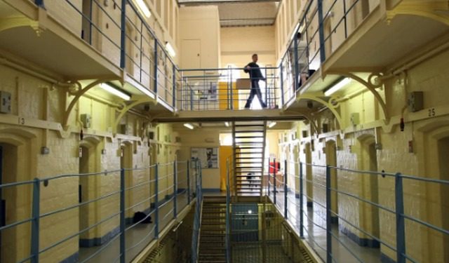 Sërish flakë para Kuvendit/ Flamur Noka “djeg” Olsi Ramën dhe vëllain e Fatmir Xhafës