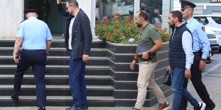 Plas sherri mes dy burrave në Maliq, i riu kap gruan duke e tradhtuar me pronarin e stallës ku punonin