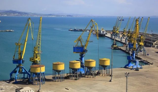 Plas sherri mes dy burrave në Maliq, i riu kap gruan duke e tradhtuar me pronarin e stallës ku punonin