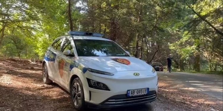 Plas sherri mes dy burrave në Maliq, i riu kap gruan duke e tradhtuar me pronarin e stallës ku punonin