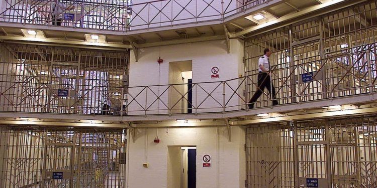 Shqiptarët “mbushin” burgjet britanike! 1 në 50 persona qëndron pas hekurave