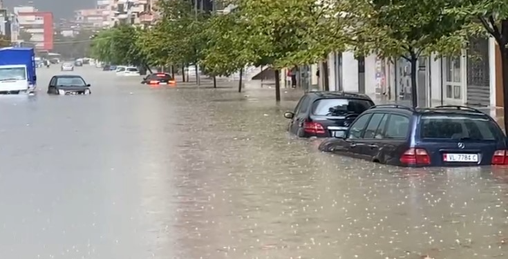 Përmbytje në Vlorë, uji hyn në biznese dhe kthen rrugët në lumenj/ Situatë alarmante në disa zona