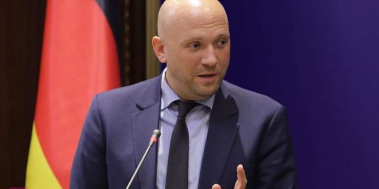 Çështja e investimeve gjermane, vendimi i “vonshëm” për Manastirin e Deçanit dhe ndërlidhja me procesin për anëtarësim në Këshill të Evropës – çfare tha Sarrazin në Prishtinë