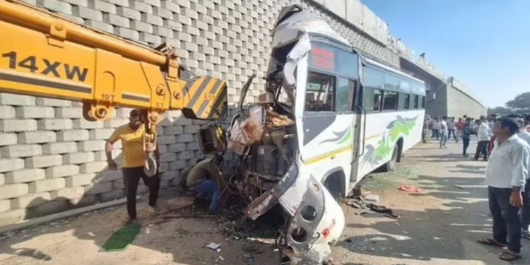 Tragjike në Indi, autobusi përplaset me murin, 12 vik;tima dhe dhjetëra të plagosur