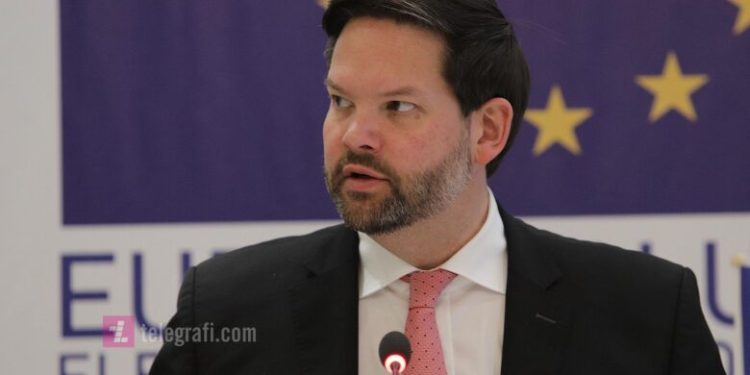 Eurodeputeti austriak: BE të caktojë njerëz të denjë dhe të paanshëm në proces të dialogut Kosove-Serbi