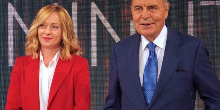 Meloni: Më kërcënuan se do të më vrisnin sepse kam nënshkruar bashkëpunimin me Shqipërinë për emigrantët