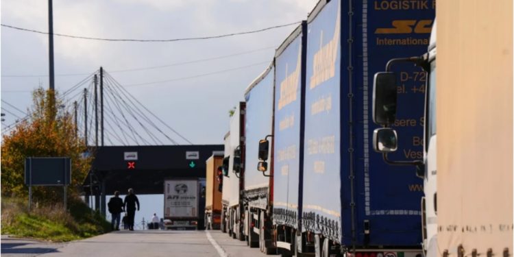 Kosova dhe Serbia hedhin akuza njëra tjetrës, shkak kolona e kamionëve me mallra në anën serbe