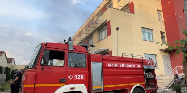 E RËNDË/ Përfshihet nga flakët azili privat në Tiranë, disa të moshuar mbeten…