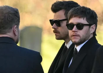 FOTO/ One Direction bëhet bashkë pas 10 vitesh, të veshur me të zeza marrin pjesë në funeralin e Liam Payne