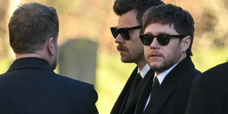 FOTO/ One Direction bëhet bashkë pas 10 vitesh, të veshur me të zeza marrin pjesë në funeralin e Liam Payne