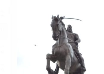 Në Ditën e Flamurit, shqiptarët e Tuzit ngrejnë bustin e Skëndërbeut