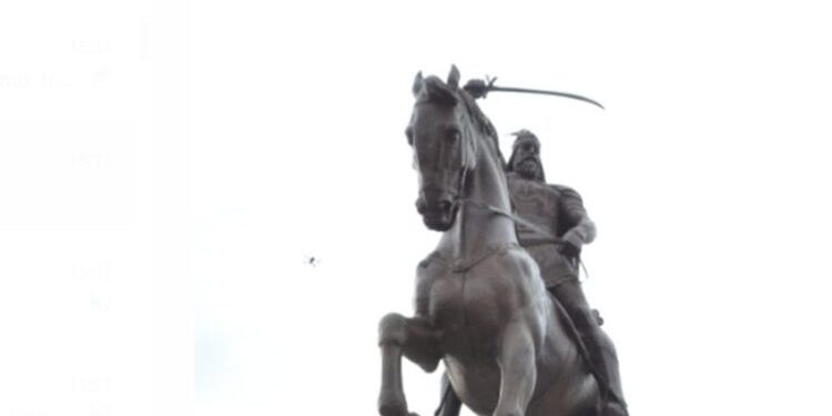 Në Ditën e Flamurit, shqiptarët e Tuzit ngrejnë bustin e Skëndërbeut