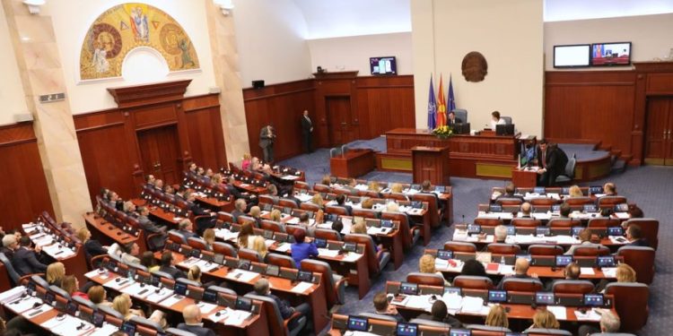 Deputetët e Frontit Evropian protestojnë në Kuvend kundër Qeverisë