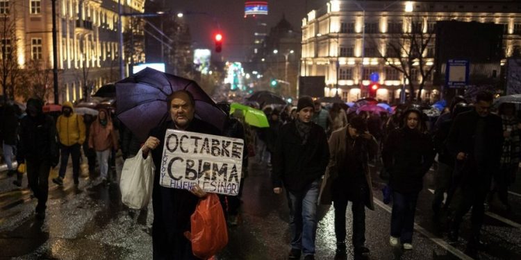Tragjedia në stacionin e trenit, protesta të mëdha në Beograd