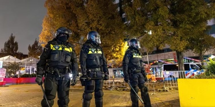 Shpërthen dhuna në Amsterdam, i vihet flaka tramvajit