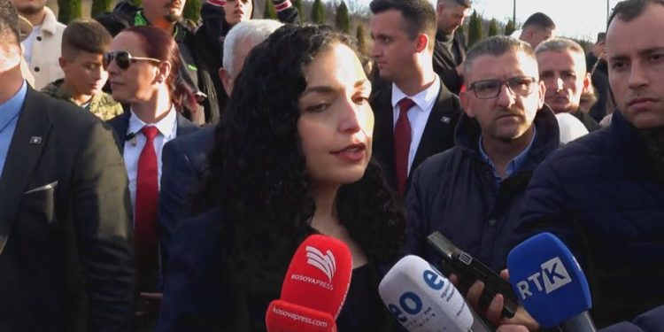 “Do të mbrojmë çdo cep të Kosovës”, krerët e shtetit dhe politikanët në Kosovë, homazhe për 28 nëntorin