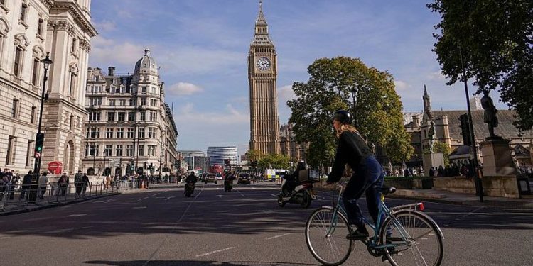 1.6 mln persona nuk mund të paguajnë mjekësinë – Britania kërkon të rrisë normën bazë të pagës ligjore për sëmundjet!